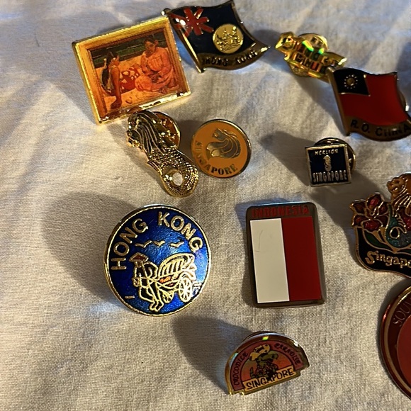 Assorted Travel Pins From a World Tour Cruise (FIFTEEN) Asian Countries - Picture 2 of 8